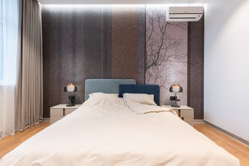 棕色木桌附近的白色床单 · 免费素材图片