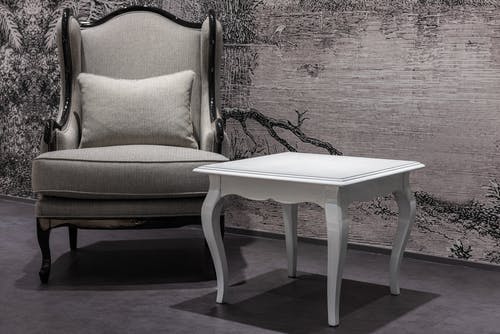 米色沙发椅附近的白色木桌 · 免费素材图片