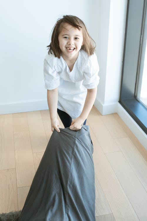 白色礼服衬衫和黑色裙子的女人 · 免费素材图片