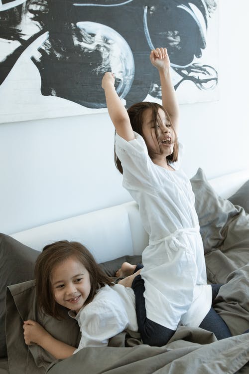 躺在床上的白色长袖衬衫的女人 · 免费素材图片