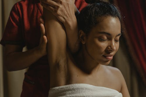 有关全身按摩, 坐, 女人的免费素材图片