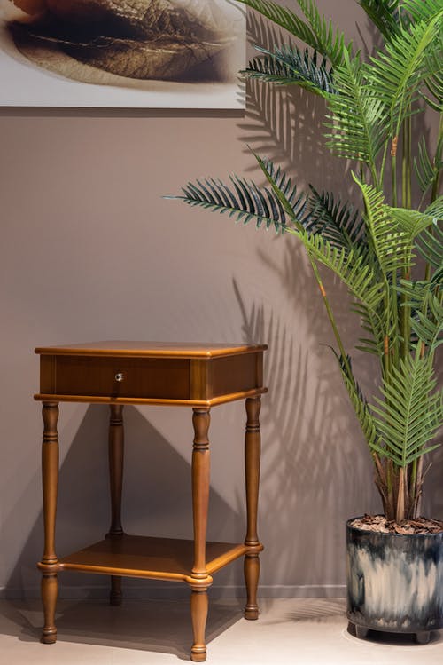 棕色木桌与绿色的植物 · 免费素材图片