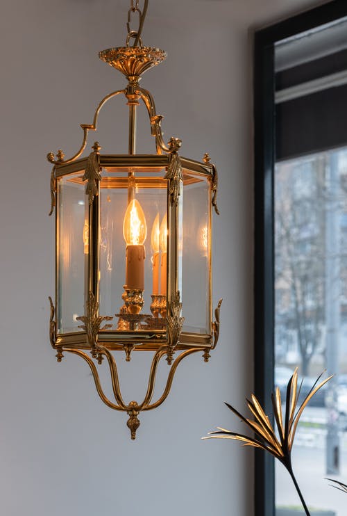 黄铜镜框白色玻璃烛台 · 免费素材图片