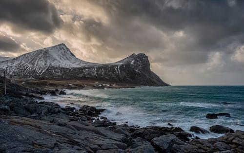 有关招手, 挪威, 波浪撞击的免费素材图片