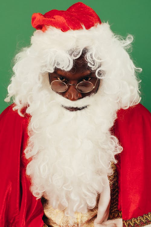 圣诞老人服装的男人，有一张严肃的脸 · 免费素材图片