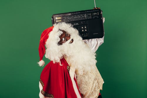 圣诞老人拿着经典的收音机 · 免费素材图片