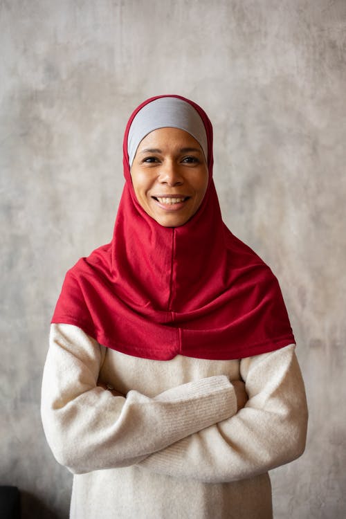 红色头巾和白色毛衣的女人 · 免费素材图片