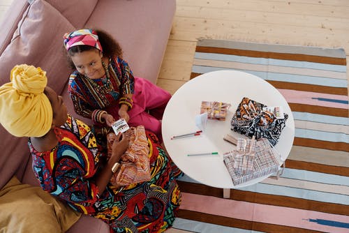 拿着贺卡的女孩的照片 · 免费素材图片