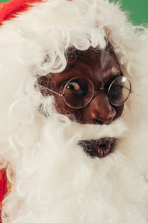 一个穿着圣诞老人衣服的男人的爆头 · 免费素材图片