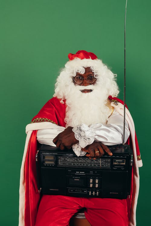 圣诞老人抱着一台经典收音机 · 免费素材图片