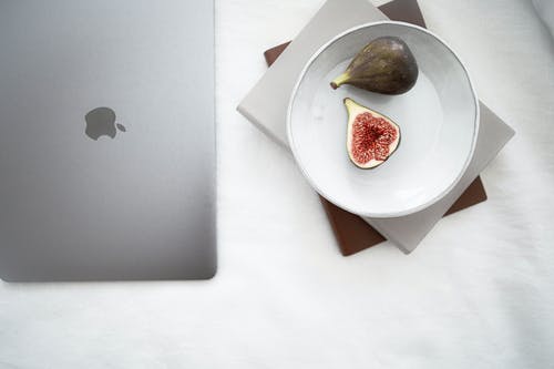 白桌上的银色macbook · 免费素材图片