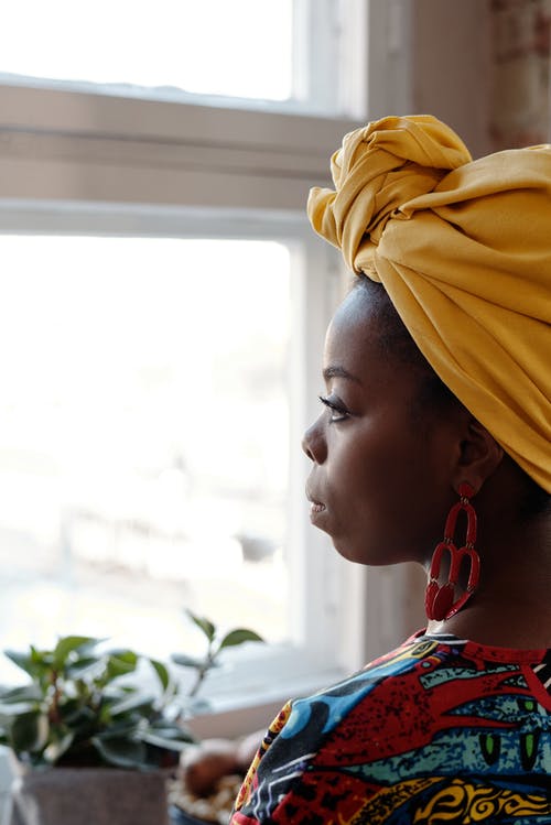 通过窗户看女人的照片 · 免费素材图片