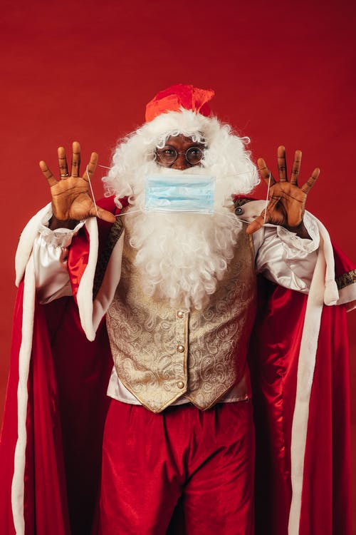 圣诞老人拿着口罩 · 免费素材图片