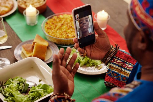 人们通过智能手机互相交谈的照片 · 免费素材图片
