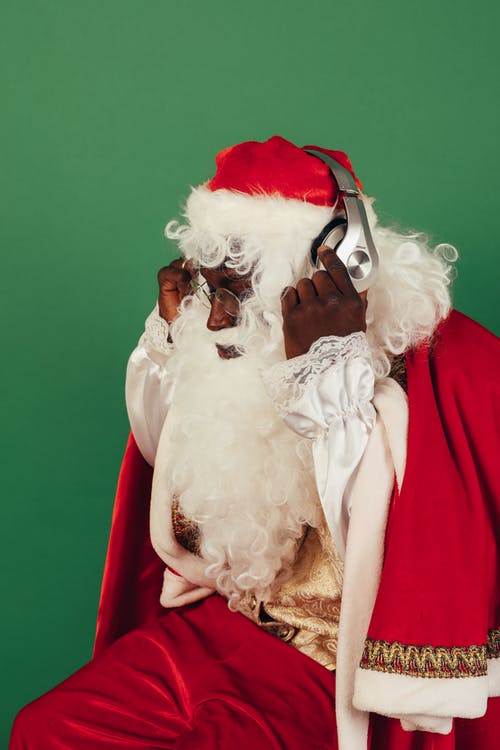 圣诞老人听音乐 · 免费素材图片