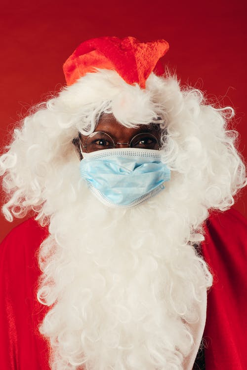 圣诞老人服装与口罩的男人 · 免费素材图片