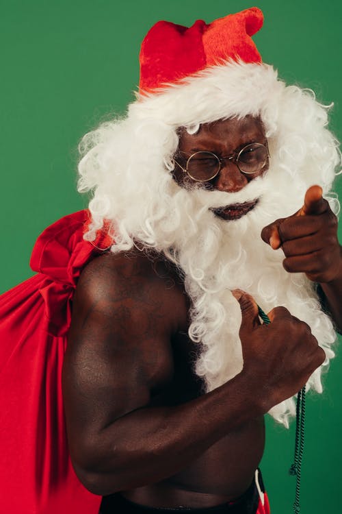 圣诞老人服装的赤膊男子 · 免费素材图片