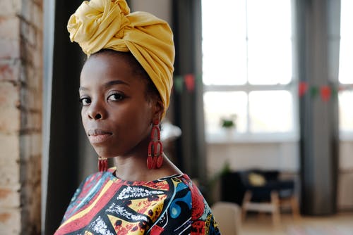 女人戴着头套的肖像照片 · 免费素材图片