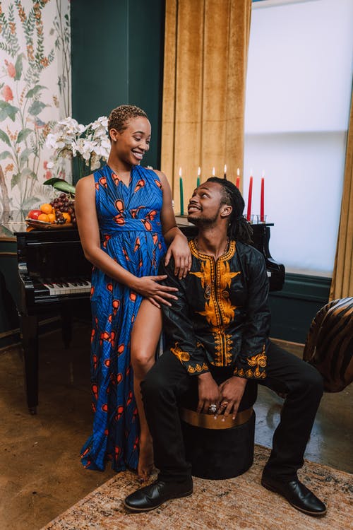 夫妇看着对方的照片 · 免费素材图片