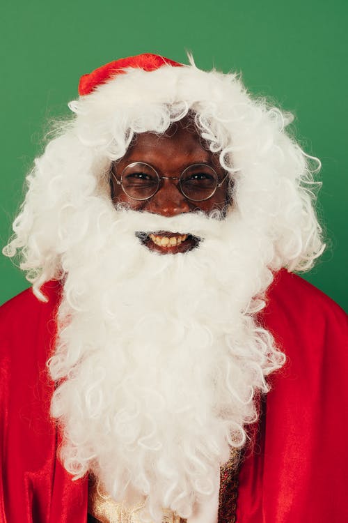圣诞老人服装的男人微笑着的肖像 · 免费素材图片