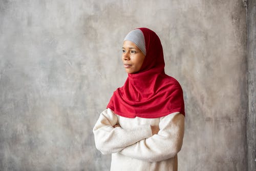 白大褂和红色头巾的女人 · 免费素材图片
