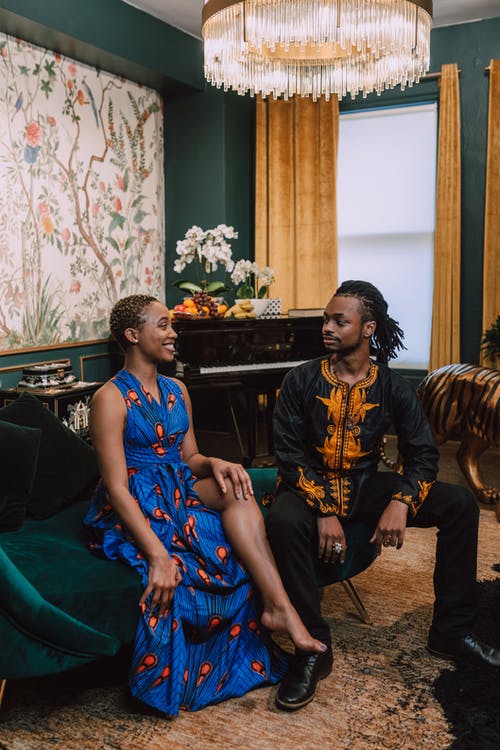 人们看着对方的照片 · 免费素材图片