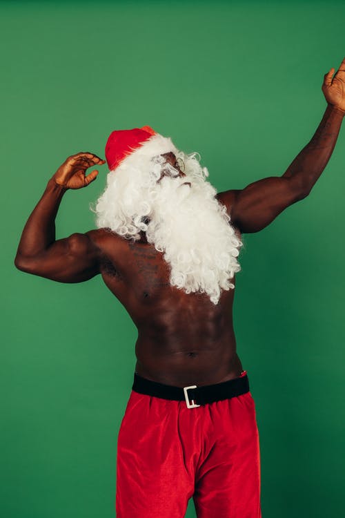 裸照的人与圣诞老人服装展示他的肌肉 · 免费素材图片