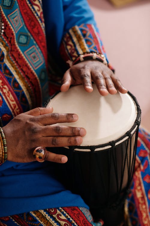 演奏非洲鼓的人的照片 · 免费素材图片