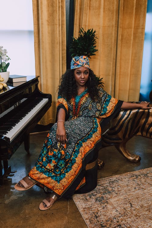 蓝色和白色的裙子，坐在棕色木椅上的女人 · 免费素材图片