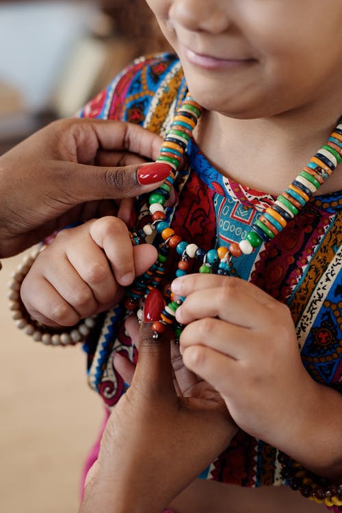 用珠子做的儿童穿的项链的特写照片 · 免费素材图片