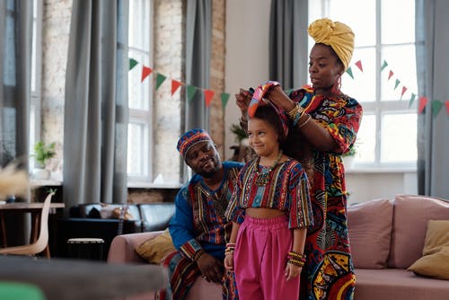 母亲固定女儿的头发的照片 · 免费素材图片