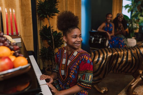 弹钢琴的女孩的照片 · 免费素材图片