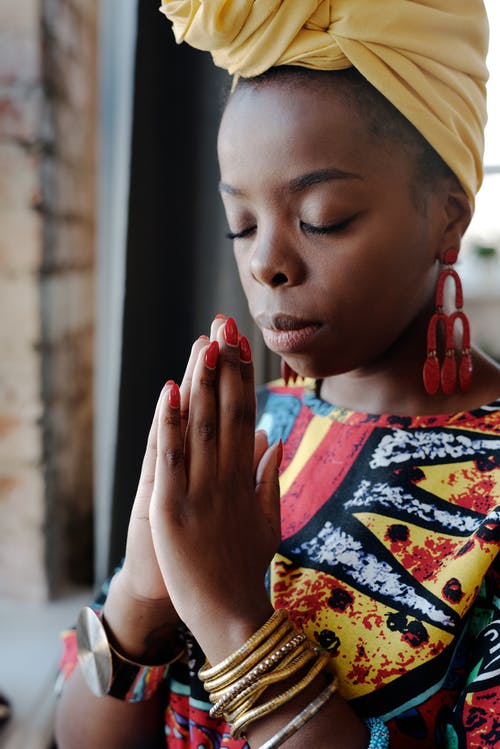 女人祈祷的特写照片 · 免费素材图片