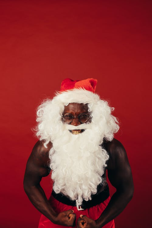 圣诞老人服装展示肌肉的男人 · 免费素材图片