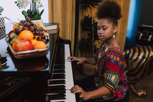 弹钢琴的女孩的照片 · 免费素材图片