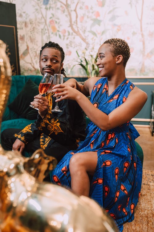 拿着一杯酒的人的照片 · 免费素材图片