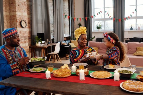 有宴席的家庭照片 · 免费素材图片