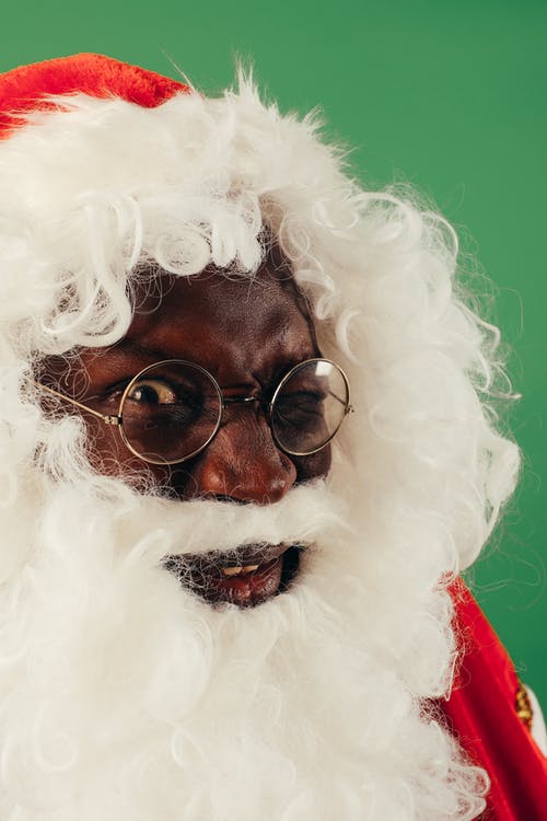 圣诞老人衣服的男人的脸的特写视图 · 免费素材图片