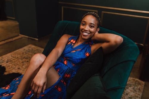 女人在沙发上休息的照片 · 免费素材图片