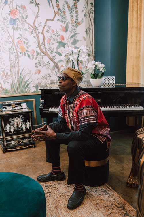 坐在钢琴前的男人的照片 · 免费素材图片