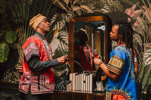 两名男子拿着酒杯 · 免费素材图片