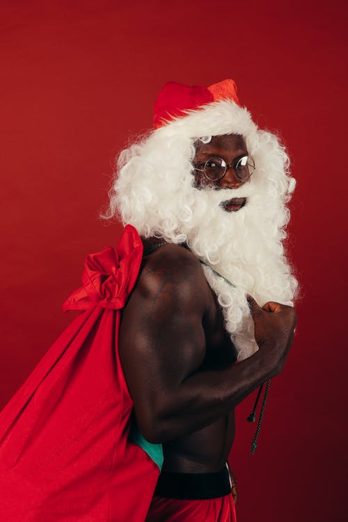 光着膀子的男人在圣诞老人衣服的侧视图 · 免费素材图片