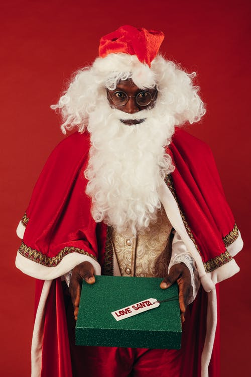 拿着绿色圣诞节礼物的圣诞老人 · 免费素材图片