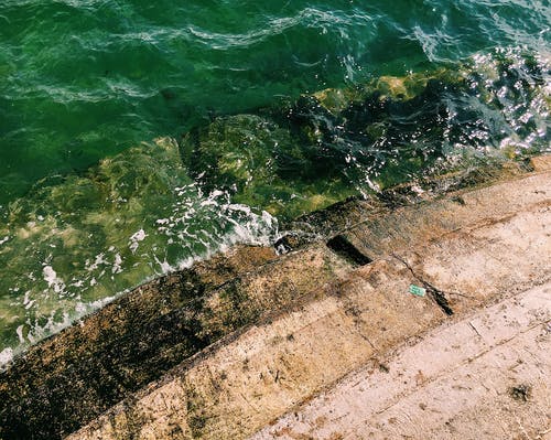 人们在海滩上的鸟瞰图 · 免费素材图片