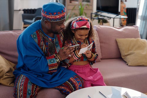 写在贺卡上的女孩的照片 · 免费素材图片