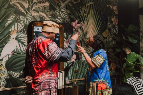 两人之间送礼的照片 · 免费素材图片