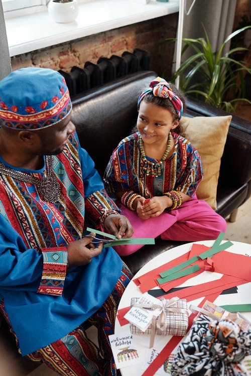 父亲和女儿一起做工艺品的照片 · 免费素材图片