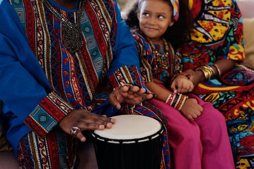 演奏非洲鼓的人的照片 · 免费素材图片