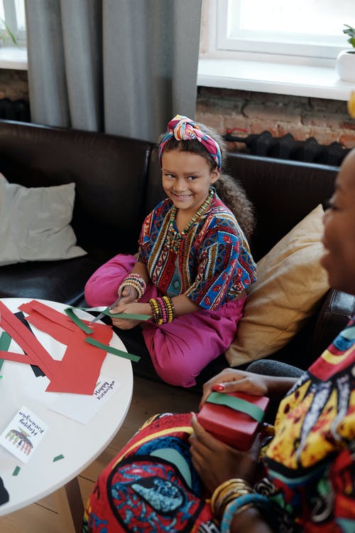 孩子对母亲微笑的照片 · 免费素材图片