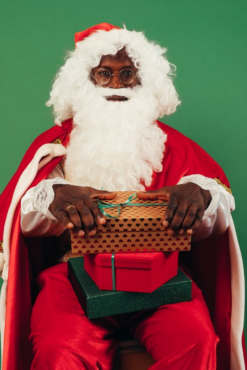 圣诞老人举行圣诞礼物 · 免费素材图片